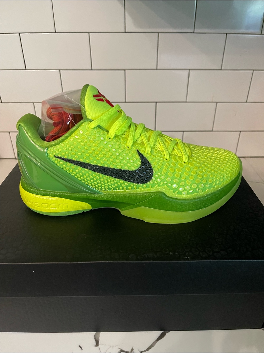 Men’s Kobe Grinch Size 8.5.
